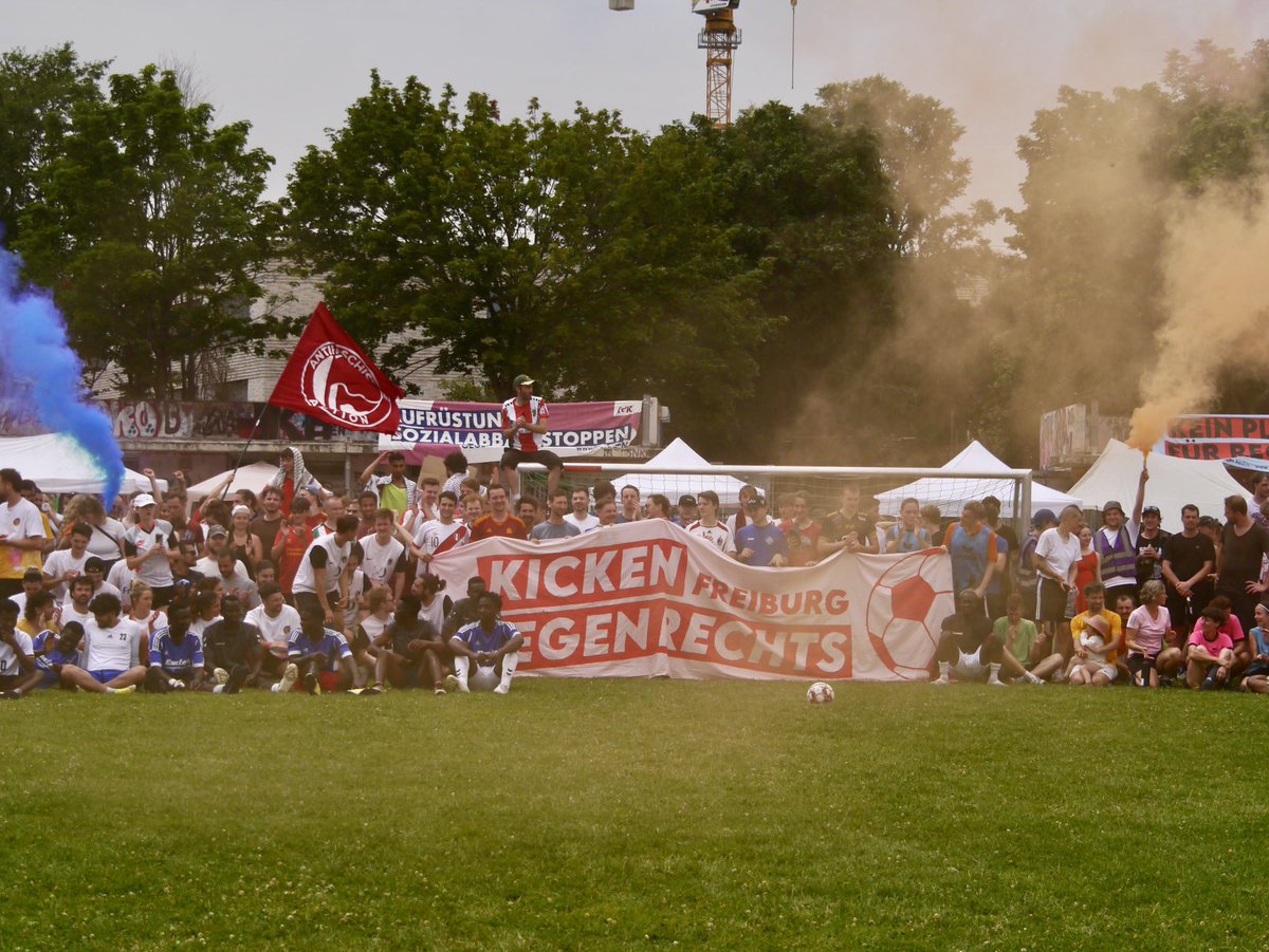 antifafreiburg's tweet image. 32 Teams haben letzten Samstag in 64 Spielen um den Pokal beim diesjährigen Kicken gegen Rechts in Freiburg gekämpft ⚽️