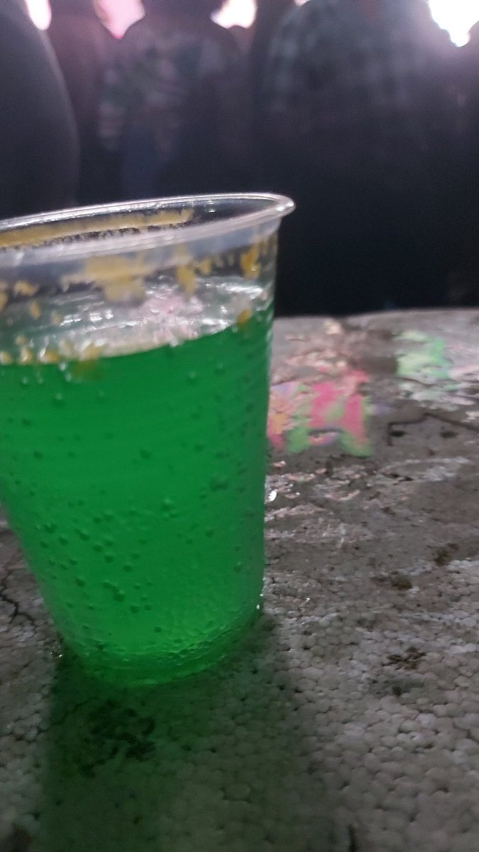 cpxtito's tweet image. Na falta de cerveja boa (só tinha Itaipava 🤢) a gente mistura Ice com tequila e bebe junto com licor.