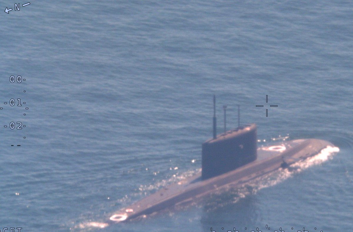 Archer83Able's tweet photo. Russian Kilo-class diesel-electric attack submarine seen through the camera lens of a Portuguese P-3C Orion maritime surveillance aircraft during NATO-led patrol ops in the Baltic Sea last week.

📸 @NATO_MARCOM https://t.co/vq75K6tEOG