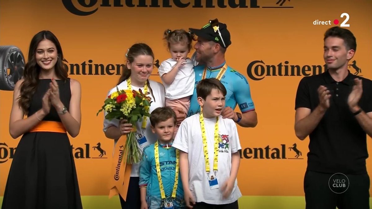 Mark Cavendish profite du podium, pour sa 35e victoire d'étape sur le Tour de France, avec ses 4 enfants ! #TDF2024