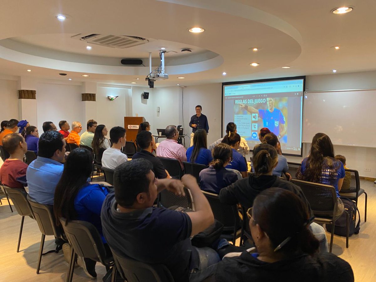 CCBucaramanga's tweet photo. Lideramos espacios de capacitación entre nuestro Clúster Construcción de Santander y la comunidad de ferreteros #RutaF. 🛠️🏗️ Una iniciativa de entrenamiento comercial, con enfoque en el incremento de ventas a través de herramientas digitales 📈💻 y relacionamiento empresarial. 🤝 https://t.co/EgIsEAmavk