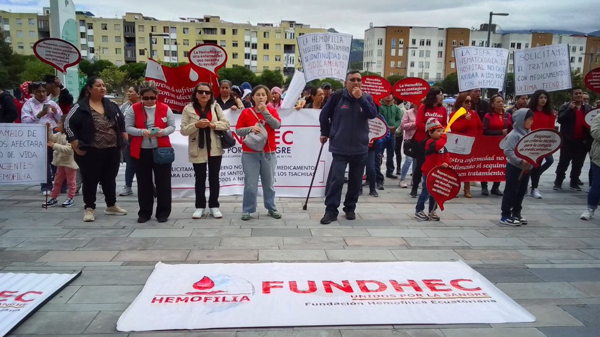FUNDHEC's tweet photo. La hemofilia causa problemas en las articulaciones y a la mayoría, nos afecta estar de pie durante mucho tiempo. Sin embargo, ante la escasez de factores de coagulación, estamos haciendo este gran esfuerzo y pedimos a las autoridades que no sean indolentes. https://t.co/H8QH789zta