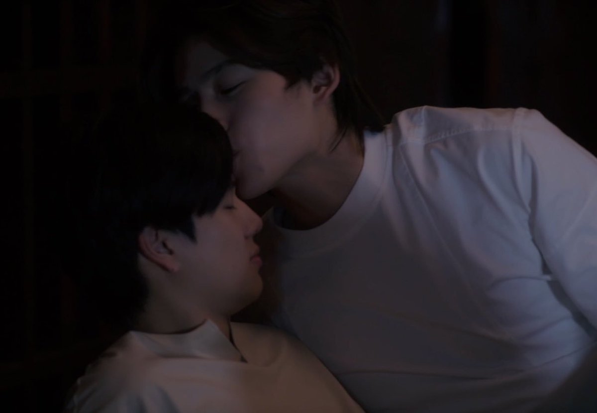 good night kisses 🤍

PondPhuwin WeAre EP14
#WeAreSeriesEP14