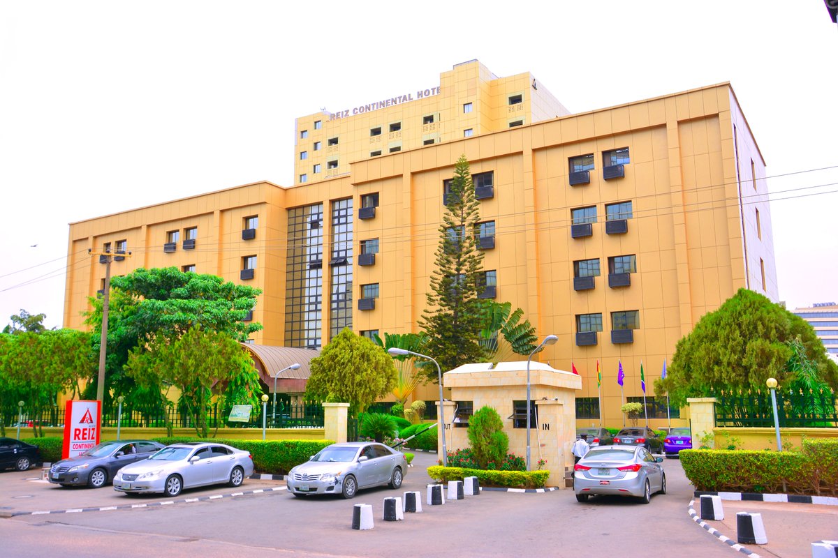 ReizContlHotel's tweet image. Why wait for the weekend? 📷📷 Treat yourself to a midweek indulgence at our top-rated restaurant and bar. Enjoy a delicious meal, refreshing cocktails, and vibrant company in a chic atmosphere. Book your table now and make your Wednesday wonderful!
#MidweekEscape#Wednesday.