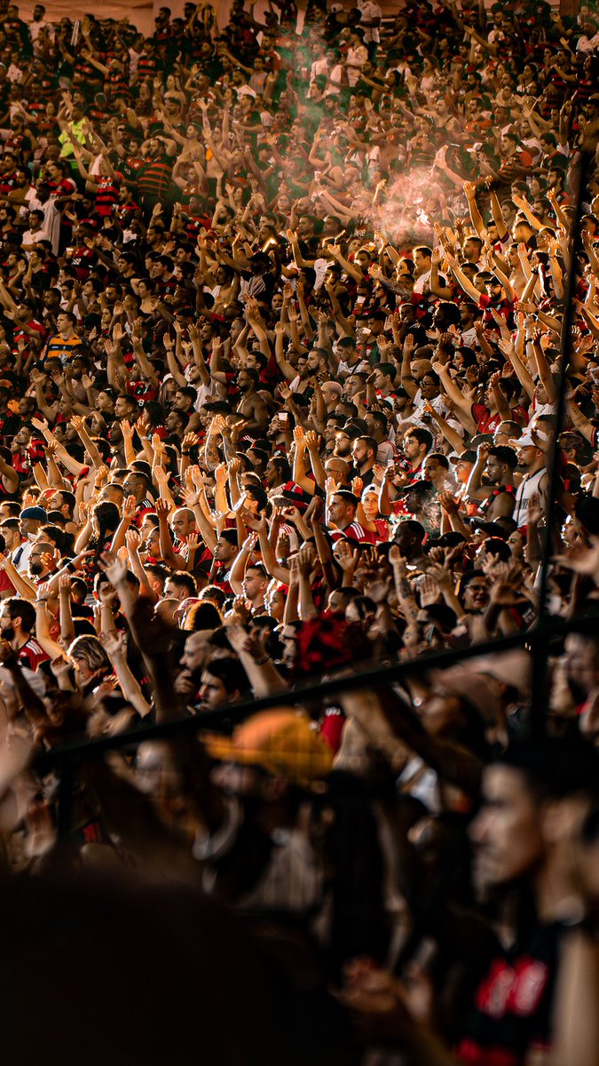 aka_vitao's tweet photo. aproveitando que hoje é DIA DE MENGO, resolvi soltar esses 4 wallpapers criado pelas fotos que tirei no último fla x flu. ❤️🖤 https://t.co/UVwS7PTPVJ