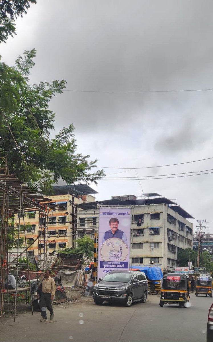 Lissanansari2's tweet photo. Jitender ahwad ka Ye banners kalwa aur mumbra k road par laga hua hai jo barish ki hawa se kabhi bhi kisi par gir sakta hai @TMCaTweetAway ghatkopar k haadse se bhi tmc Wale ko sabak nahi mil raha hai @ThaneCityPolice @lokmat @TV9Marathi @ABPNews @DGPMaharashtra https://t.co/unRW3iLqXi