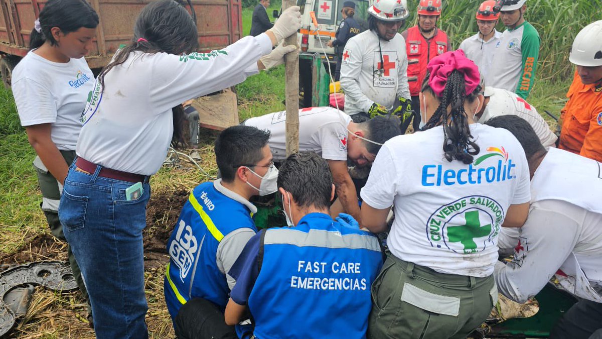 #ULTIMAHORA Un hombre quedó atrapado entre las cuchiIlas fiIosas de una máquina cortadora, mientras realizaba trabajos agrícolas en Cantón El Tigre, en Sacacoyo, La Libertad #ElSalvador 

Unidad de Fast Care Sonsonate se sumó al operativo de rescate.