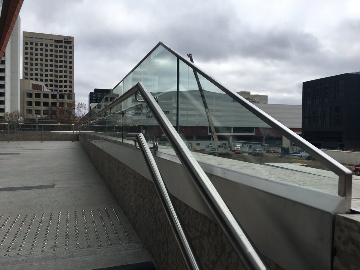 Security_Glass_'s tweet image. Custom-designed glass and stainless steel rails provide both safety and elegance, making a lasting impression on your clients and visitors. #CommercialDesign #StairRails #SecurityGlass