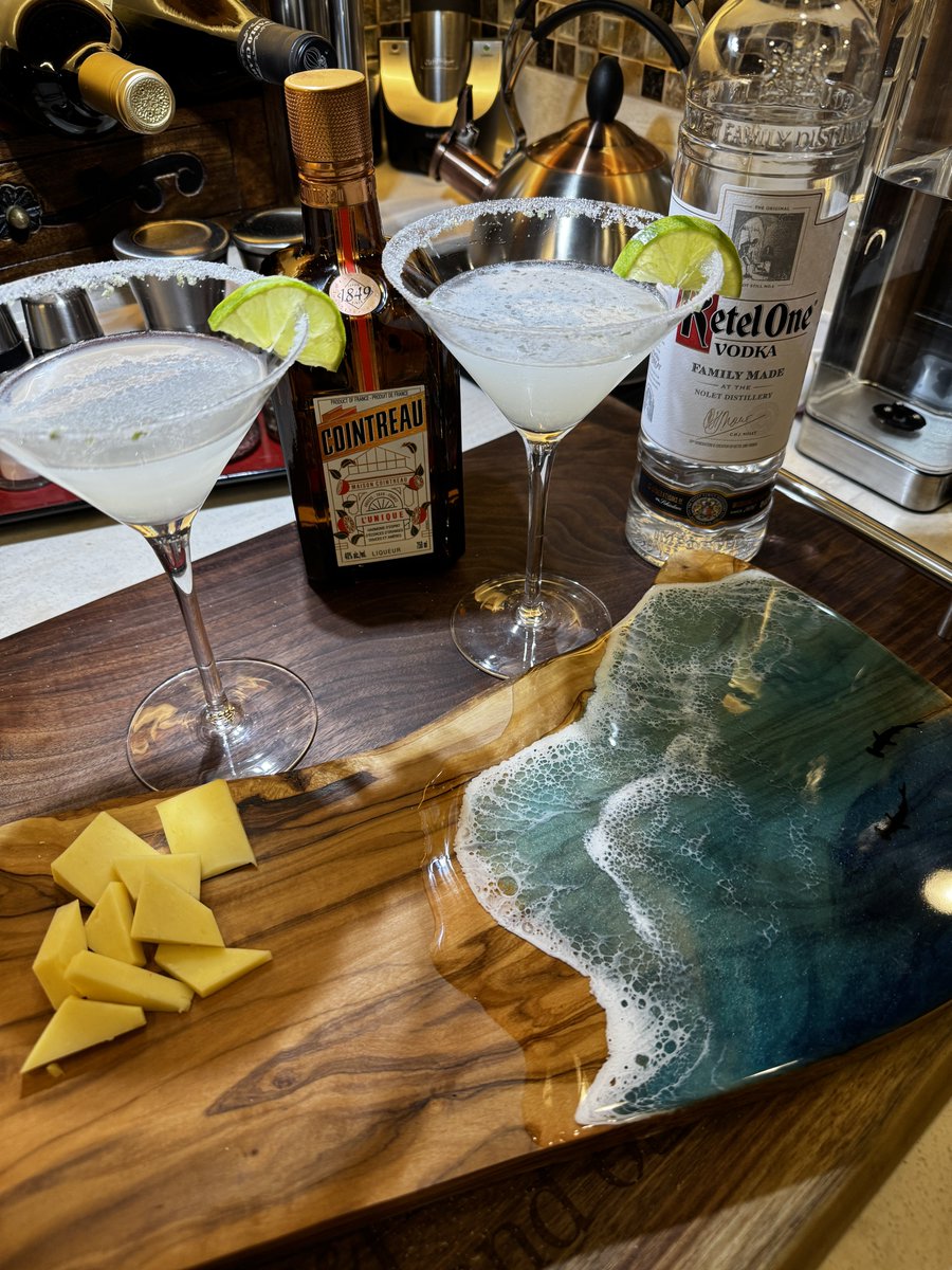 krezae's tweet photo. Fresh caught Pacific Salmon for dinner. But first, smoked Gouda and Martiniโs! ๐ธ#livinganywhere #travel #roadtrip #luxurytravel #roadtrips #wanderlust https://t.co/P4K7q0N3GD