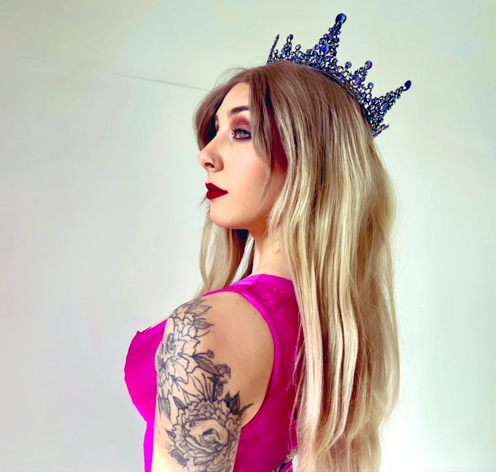 I’ll be in Toronto 🍁 in August and will be accepting just 2 sessions while I’m there. 

Preference will be given to sessions that are 2+ hours, doubles with <a href="/WileyxWolfe/">Worship Wiley Wolfe ⛓ Toronto & LA</a>, and findom-centered.    

Apply at theprincessdomme.com/play