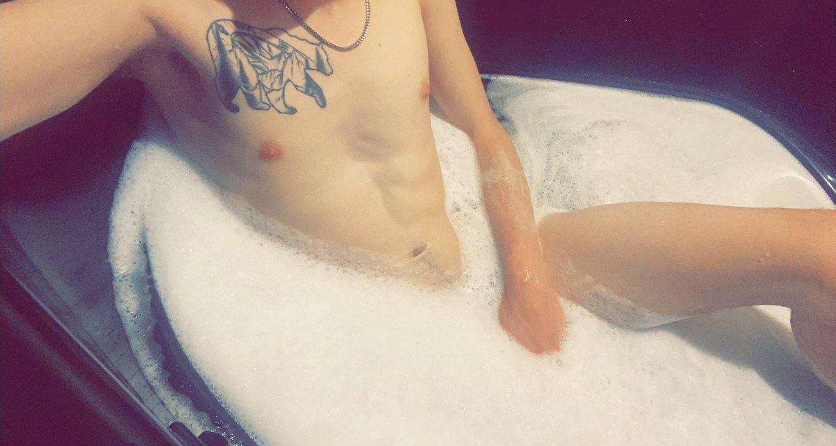 studdemon69's tweet photo. Tub time is my favorite 🛀👅 https://t.co/k5thv5BPNn