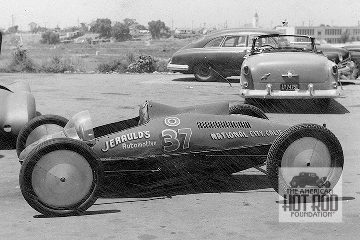 AmerHotRodFdn's tweet image. PHOTO OF THE DAY
𝚆𝚎𝚍𝚗𝚎𝚜𝚍𝚊𝚢, 𝙹𝚞𝚕 𝟹, 𝟸𝟶𝟸𝟺

For the 6/6/53 SCTA races at El Mirage Lancers member Al Jerauld ran his #37 tank in class O Lakester and went home with a first in class and a new record at 117.18 mph. (AJC_001)

Read more: ahrf.com/historical-lib…