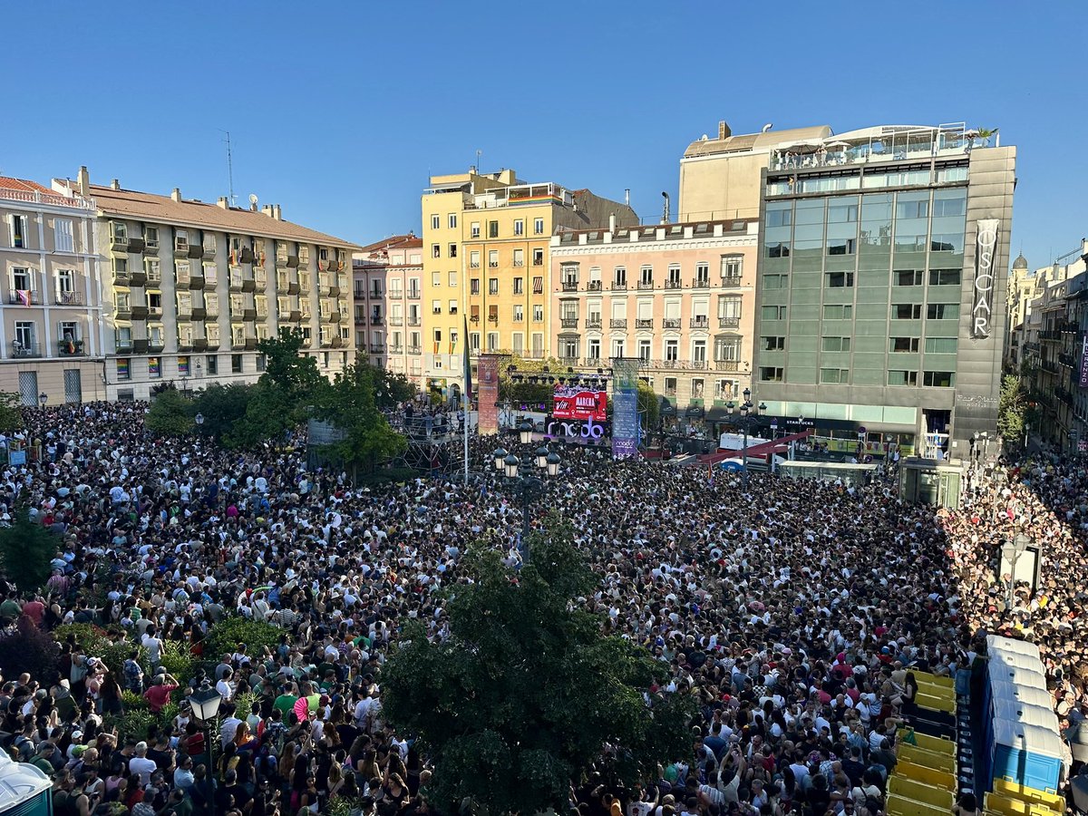 Ayuso, mira, una plaza llena de ingeniería social hasta la bandera. De esos LGTBIQ+ “a los que tienes que aguantar un mes” pero esto es solo un aperitivo, el sábado seremos más de un millón. Ante tu odio, mucho #Orgullo, hasta en la sopa querida ✊🏳️‍⚧️🏳️‍🌈🦄