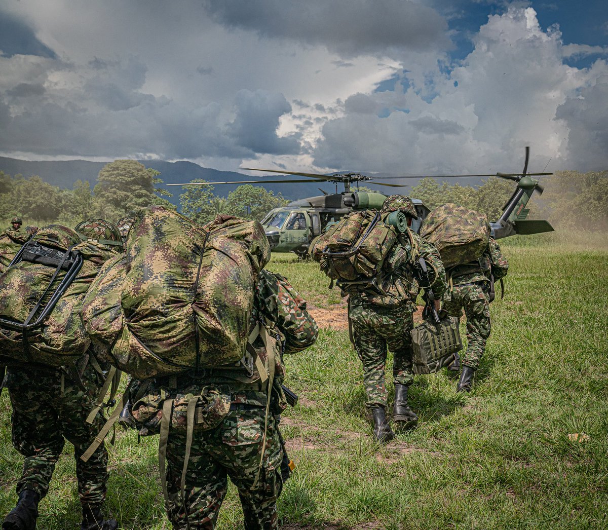 Ejercito_Davaa's tweet photo. Somos las alas de nuestros soldados quienes con honor y lealtad cumplen la misión con la patria. 

#SiempreFirmes https://t.co/PR3lJZHEk3