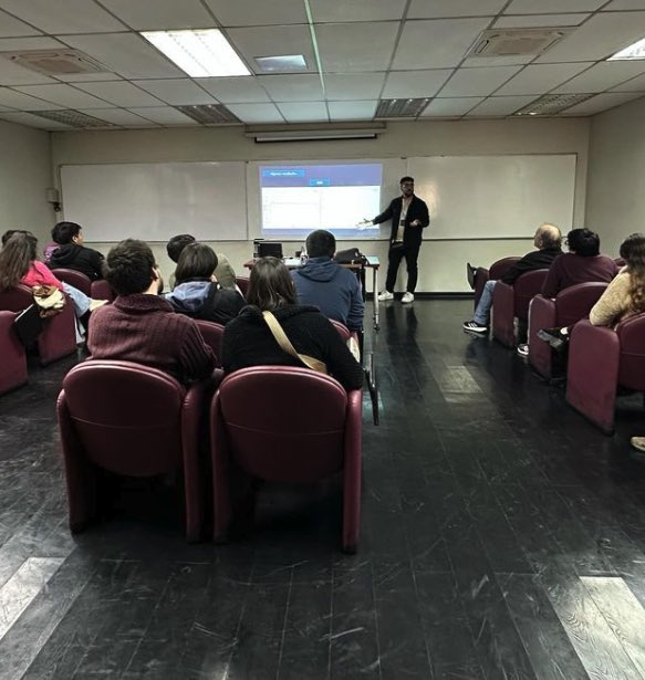 FisicaUsach's tweet photo. Finalizamos con gran convocatoria la última charla Fractalks junto a @VectorasUSACH de este primer semestre. 🎉🎓 ¡Gracias a toda la comunidad por su constante participación! 🙌revisa aquí algunas fotos de esta charla👇🏼 #USACH #Fractalks #Física #Ciencia #Innovación #Ingeniería https://t.co/LAsY061Vyx