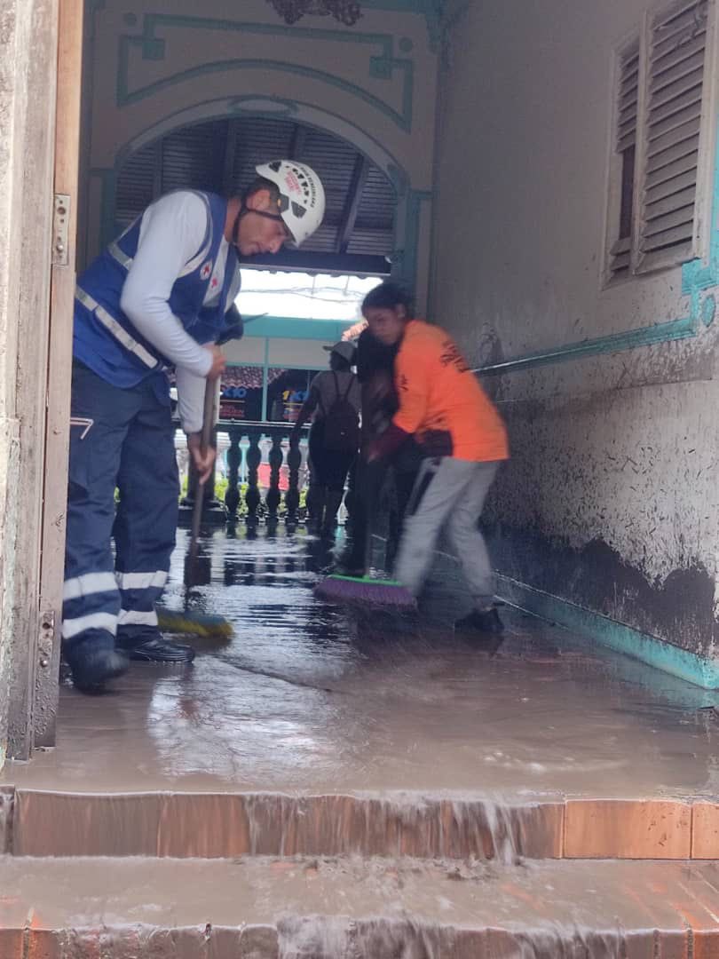 Desde tempranas horas nuestros voluntarios de la Filial #Sucre se encuentran desplegados en #Cumanacoa, asistiendo a las comunidades afectadas por las inundaciones causadas por el huracán Beryl.