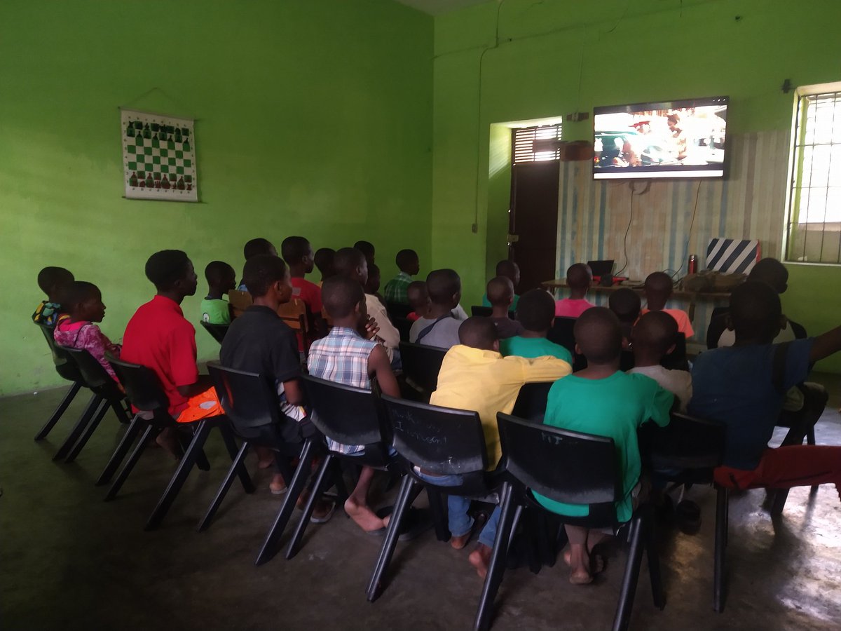 Joebern2017's tweet image. Une projection du film Queen of Katwe pour les enfants du Centre d'Accueil de Carrefour avant le début des cours d'échecs et karaté.
Jwèt echèk, jwèt lavi.