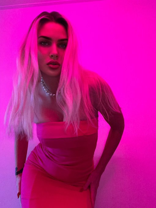 I am in a pink mood ❤️😈 https://t.co/WfyjpTbouj<a href="/tag/realloyalfans"class="tags"><span>#realloyalfans</span></a>