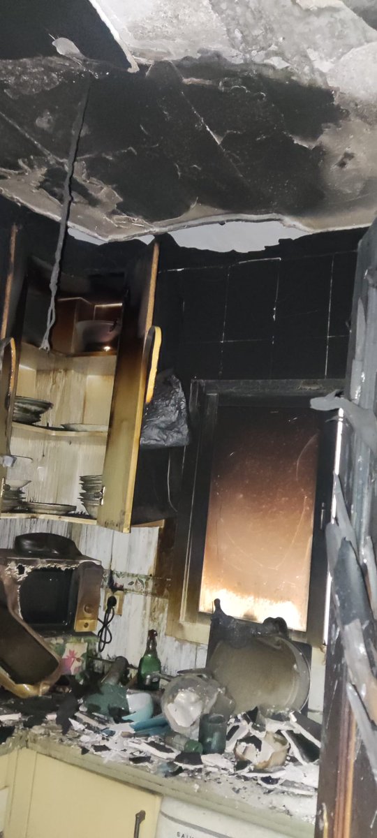 encierrobombmlg's tweet photo. Esta tarde un incendio ha calcinado completamente una vivienda 🔥🏠 de la tercera planta de un edificio en Alameda Barceló, rescatando a varios vecinos de las viviendas superiores que han requerido atención por inhalación de humos, falleciendo lamentablemente un perro. https://t.co/uYOSRcDLcJ
