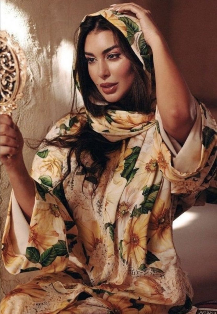 mishaal___1991's tweet photo. امرأةٌ تنظر في المرآة
و تُعجَبْ
و مرآة تتزينُ بامرأةٍ
و تُعجبْ
و ما بين المرأةِ و المرآة
فرطُ فتنة يُثيرُ العَجَبْ https://t.co/Pk59LhhPcc