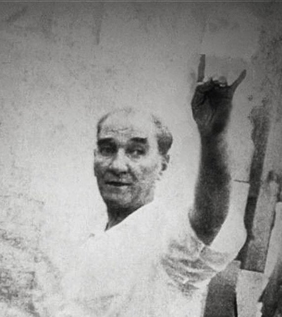 Ne mutlu Türküm diyene, izindeyim Atam.