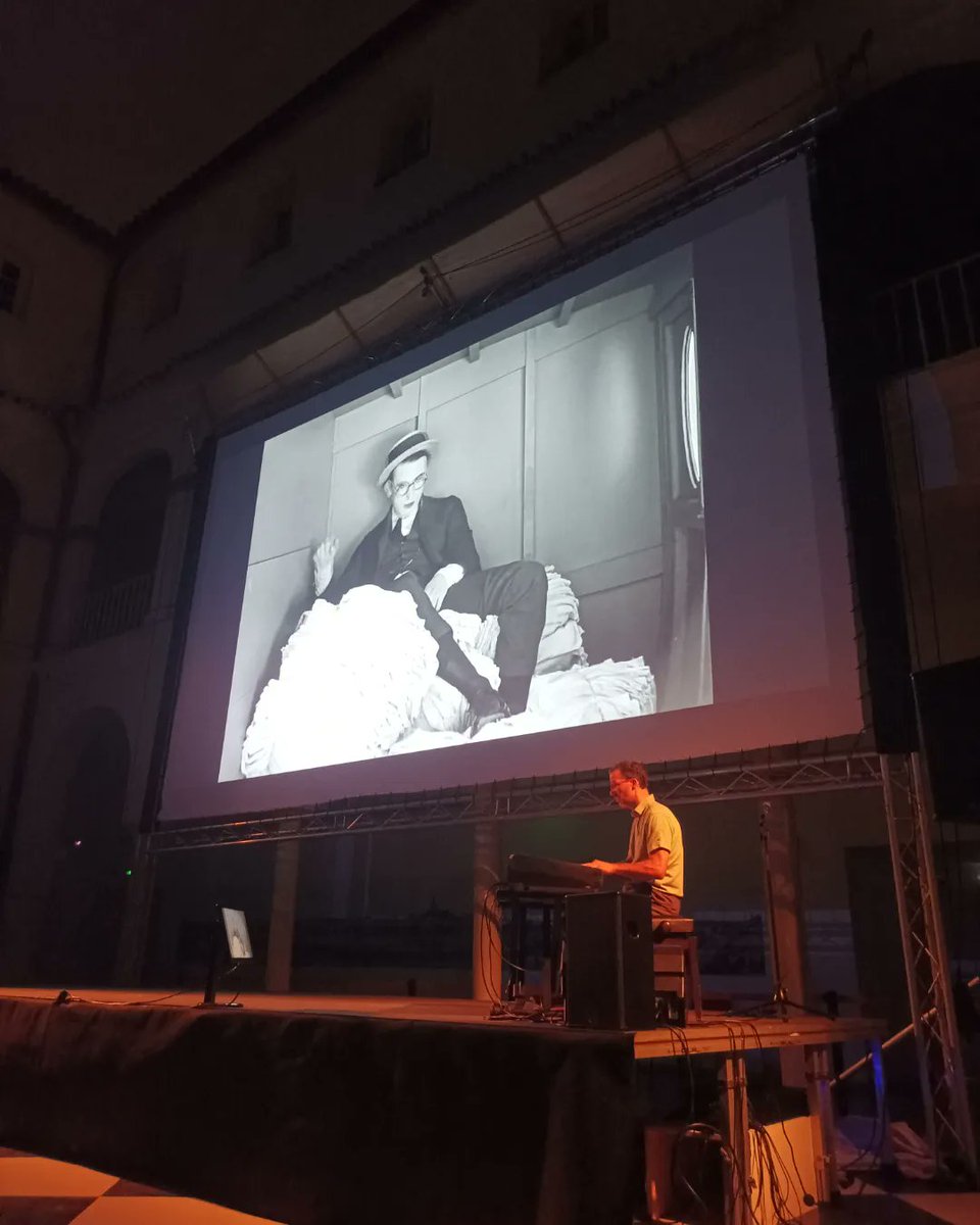 CICUS_'s tweet image. Proyección de "El hombre mosca", la gran obra maestra del actor Harold Lloyd, con música en directo del pianista Pedro Silva. 

Noches a #21Grados (hoy quizás, algunos más 😅) en el patio de #CICUS  @unisevilla