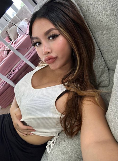 Come and say &laquo;&nbsp;Hi&nbsp;&raquo; there if you want to see more of me 🙄  https://t.co/8zkpjetEoe https://t.co/v54l