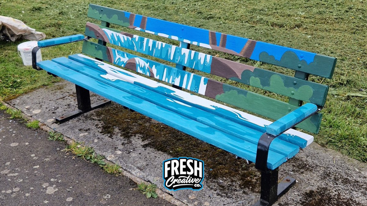 Another incredible bench in Pontardawe, featuring a view of the Cwm Du Glen Waterfalls!

@alishadawnwithers has done it again, painting the streets of Pontardawe, one box or bench at a time!

#muralartist #graffitiart #paintthestreets #graffitiartswansea #streetartwales