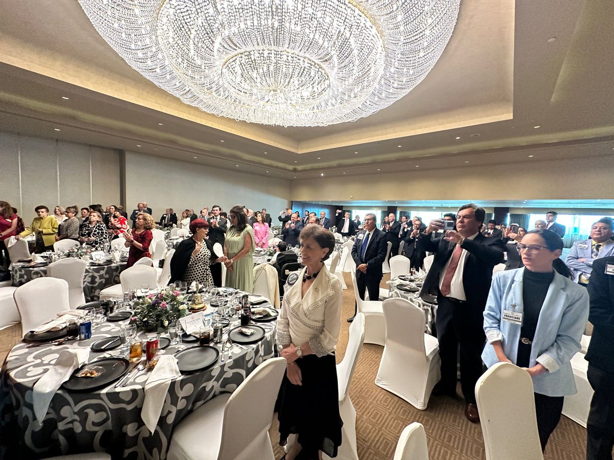 ClubRotarioCDMX's tweet photo. Felicitamos a nuestro Presidente @oscarive por su impecable inicio de Año Rotario 24-25 ¡Muchas gracias a nuestros socios e invitados por acompañarnos en este memorable evento con reunión paralela en #metaverso! #Rotary #ClubRotarioCDMX https://t.co/aLoe8JNDSC