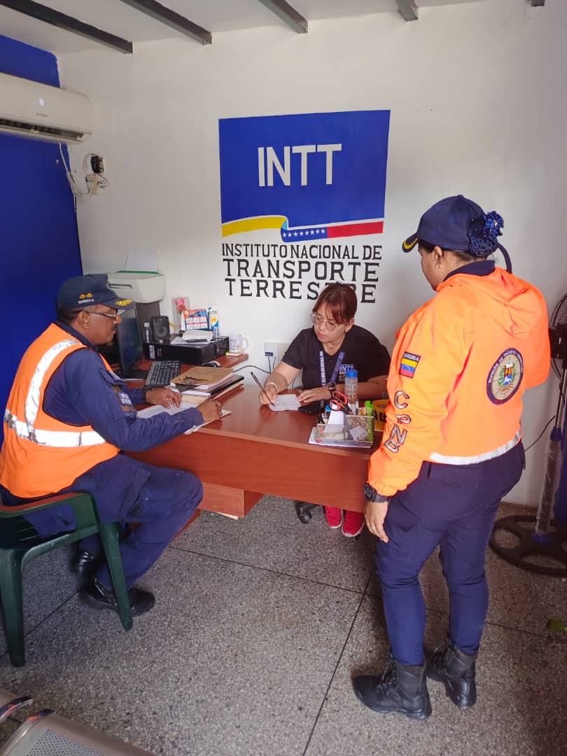 #MovilidadSegura | Funcionarios de la Gerencia de Transporte INTT y la <a href="/PNBVzla/">Cuerpo de Policía Nacional Bolivariana.</a> llevaron a cabo una reunión en el terminal Gral. José Félix Ribas, La Victoria, edo. Aragua para fortalecer el trabajo en la verificación de las unidades de transporte público
#7FuerzasParaLaVictoria
