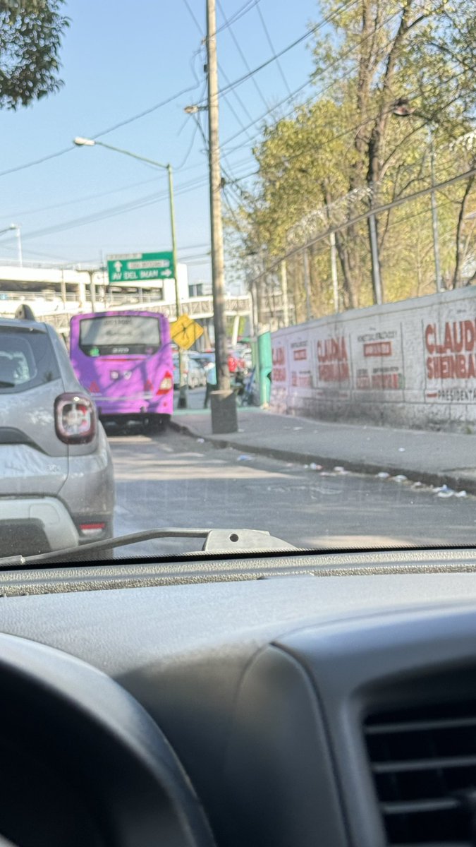 Idaniae's tweet photo. @GobCDMX Muy bien la nueva línea, pésimo que la ruta anterior ahora hace base en la lateral para salir a insurgentes y ocasionan un caos https://t.co/gf3dav3JNr