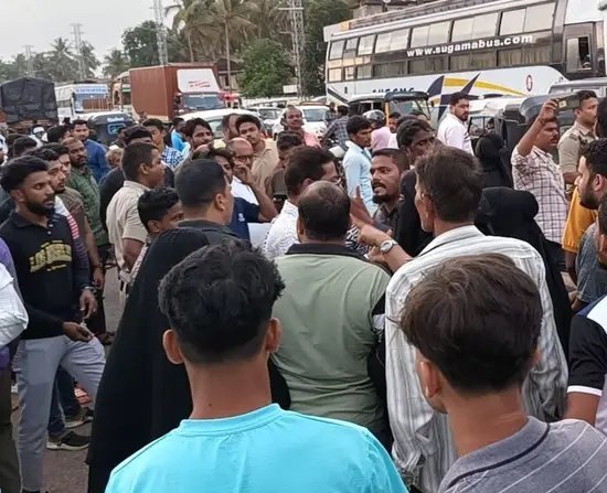 कर्नाटक: भटकल में मुस्लिम युवक की हत्या के प्रयास के बाद मुस्लिमों ने विरोध प्रदर्शन किया

दो सहयात्रियों ने उसका नाम पूछा और जब उन्हें पता चला कि मुजीब मुस्लिम है, तो उन्होंने कथित तौर पर उसे पीटना और हमला करना शुरू कर दिया और यहां तक ​​कि उसे जान से मारने की धमकी भी दी।

भटकल