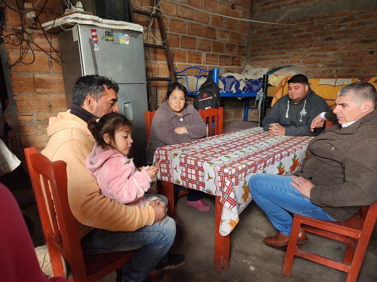 julio_silman's tweet photo. B° El Bosque. #Alderetes

Cuidar la familia es lo principal 

Luis no baja los brazos, #trabaja haciendo mantenimiento de jardines, y como él dice "mientras tenga #salud y #trabajo haré todo por ellos"

💪💪💪 https://t.co/mEHAwwGFVj