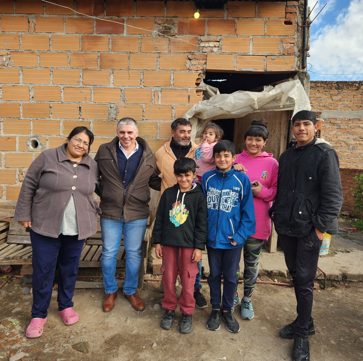 julio_silman's tweet photo. B° El Bosque. #Alderetes

Cuidar la familia es lo principal 

Luis no baja los brazos, #trabaja haciendo mantenimiento de jardines, y como él dice "mientras tenga #salud y #trabajo haré todo por ellos"

💪💪💪 https://t.co/mEHAwwGFVj