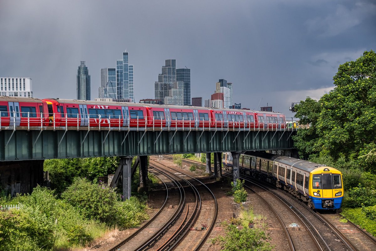 ASMRailPhotos's tweet image. 📣| @GatwickExpress @TfL 
🚂| Class 378256
🚂| 387227 + 387263
📍| Latchmere Junction
📆| 10/06/2024

#class378 #378256 #gatwickexpress