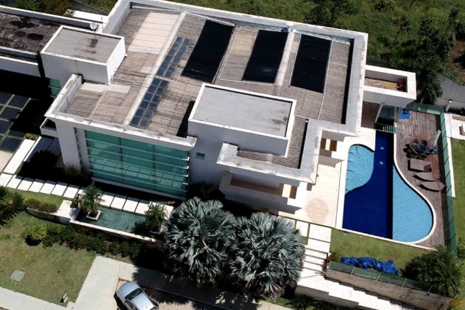 andreshalders's tweet photo. 🚨🚨ATENÇÃO 🚨🚨

Lembra da MANSÃO de R$ 6 milhões do Flávio Bolsonaro?

Em 2021, ele financiou metade em 30 anos

Mas documentos obtidos por nós mostram que ele QUITOU o imóvel em março! 

Flávio pagou de uma só vez quase R$ 1 milhão

Extras superam patrimônio declarado dele 🧶 https://t.co/Lx0m8rqMUl