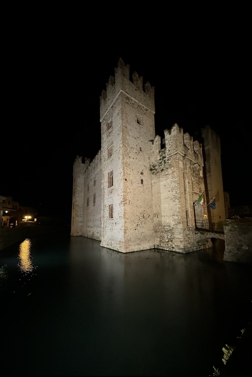 laziosid1's tweet photo. Sirmione….Lago di Garda….❤️🫶✋🍹🍸😜 https://t.co/pVFgkrFwSy