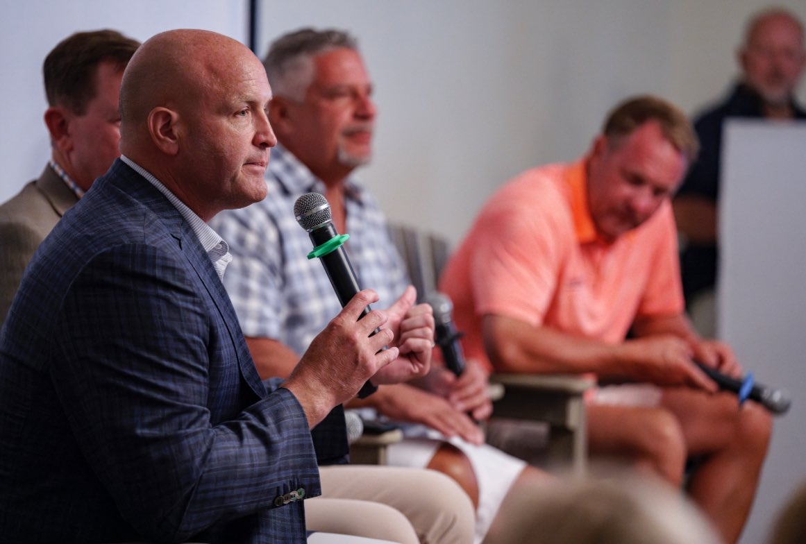 colecubelic's tweet image. Incredible crowd for the Ambush meeting at the Lake Martin Auburn Club last night! Always great spending time with these 3!!
📷= @atperryman