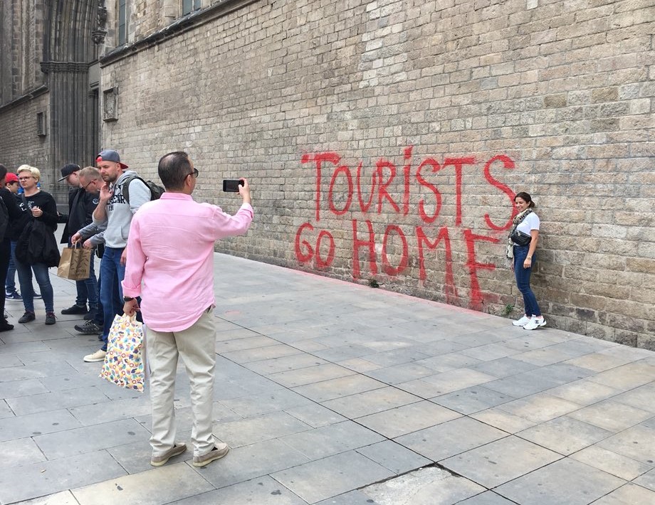 Dissabte, 6 de juliol, manifestació a Barcelona contra el turisme massiu.

A la Rambla, a l'altura de Drassanes, a les 6 de la tarda.