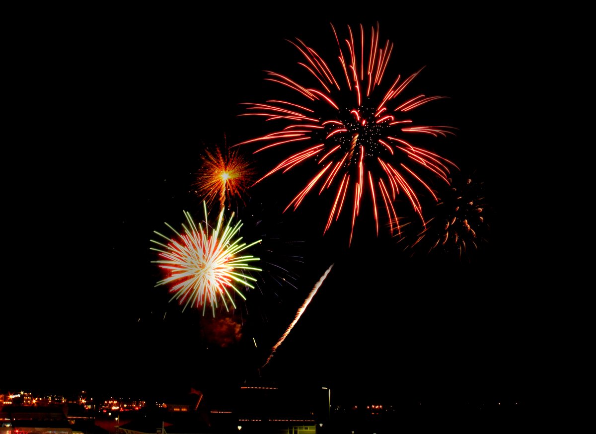 GopHampton's tweet photo. FIREWORKS #hamptonbeachnh WED 9:30pm, 6/19 - 9/7, by B &amp; C Sts &amp; Hwy 1A/Ocean Blvd. Courtesy of @HamptonBeach_NH #hamptonnh #hamptonfallsnh #plaistownh #rockinghamcountynh #nh01 #nhgov #nhseacoast #seacoastnh #NHFireworks #livefreeordienh #nhpolitics #nhsummer #nhveterans #nhyoga https://t.co/SHHLKguKxz