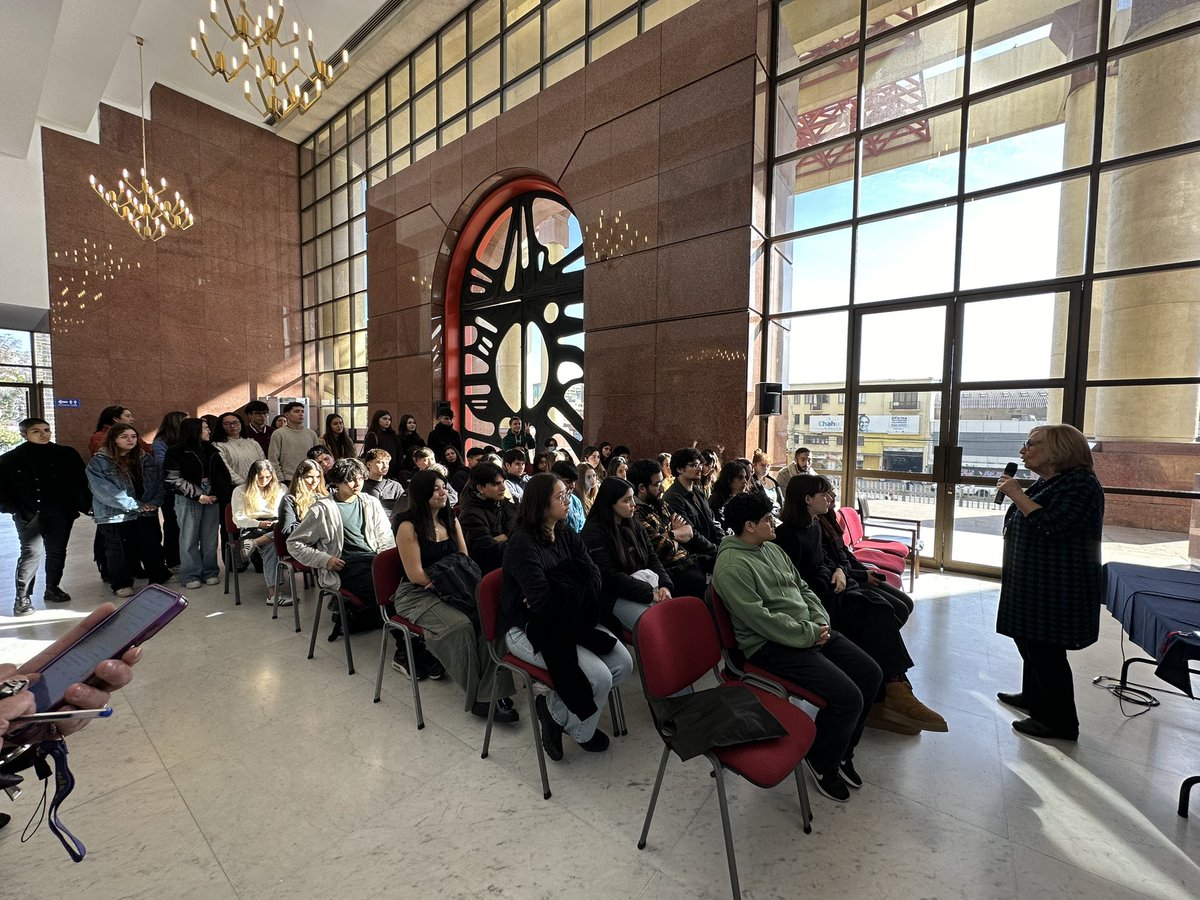 HeliaMolina_M's tweet photo. Feliz de recibir en la @Camara_cl y poder compartir sobre nuestra labor legislativa y nuestro rol en la Comisión de Salud con jóvenes estudiantes de medicina de la @autonomadechile. Agradezco su interés y participación!!! https://t.co/t1bNxNi6So
