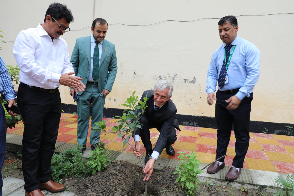 italyinbd's tweet photo. Thanks to IOM for showing to visiting Director Luigi Vignali its activities in Bangladesh to promote legal pathways, prevent illegal migration and assist returnees. Italy is proud to support them. The Pot song “Culture and Art for Safe Migration” was just wonderful!
🇮🇹🤝🇺🇳🤝🇧🇩 https://t.co/SXgWAg4fQE
