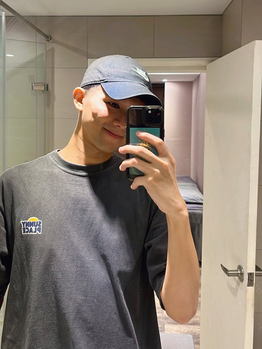 今天除毛來了一個醫學系的小弟弟，
第一次除毛他說很緊張。
但從浴室走出來一路硬挺到結束。
-
現在弟弟精力都這麼旺盛的嗎😀