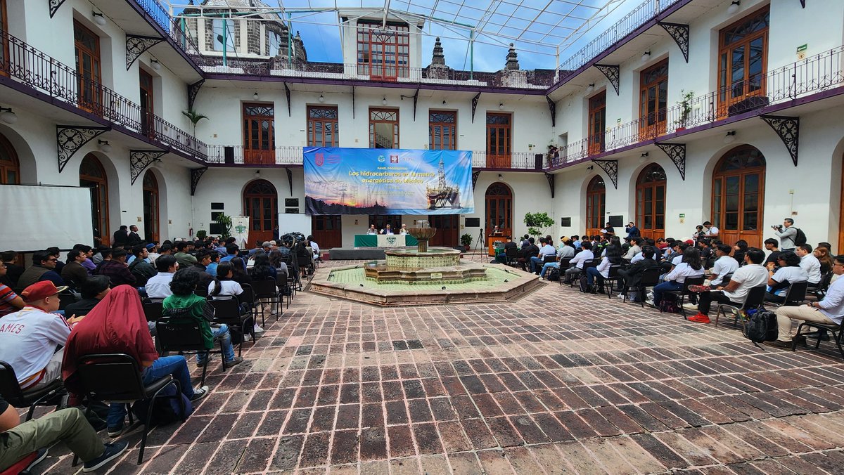 CatedraEMD's tweet photo. 🔴En estos momentos se lleva a cabo el panel prospectivo🔴

"Los hidrocarburos en la matriz energética de México" 

Participación del Ingeniero Miguel Ángel Maciel Torres, Secretario de Energía. https://t.co/7fbWLksWS9