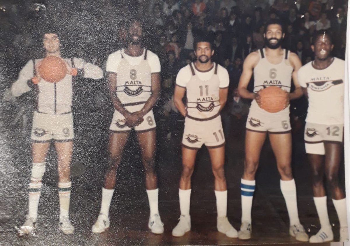 balonentredos's tweet photo. 🏀[BALÓN DEL PASADO], Malta Morenita 1980.

✅Equipo Titular, Erwin Gimenez, Cartlon Johnson, Kevin Star, Grey Smock; All Nuemann;
DT: Pedro Arancibia.

📝En el año 1980por parte de la CCU, se crea el club Malta Morenita en la ciudad de Osorno. https://t.co/7TQdy6Fqv3