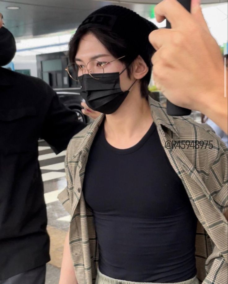 yeosang being the biggest loser trapped in a hot man's body: a thread