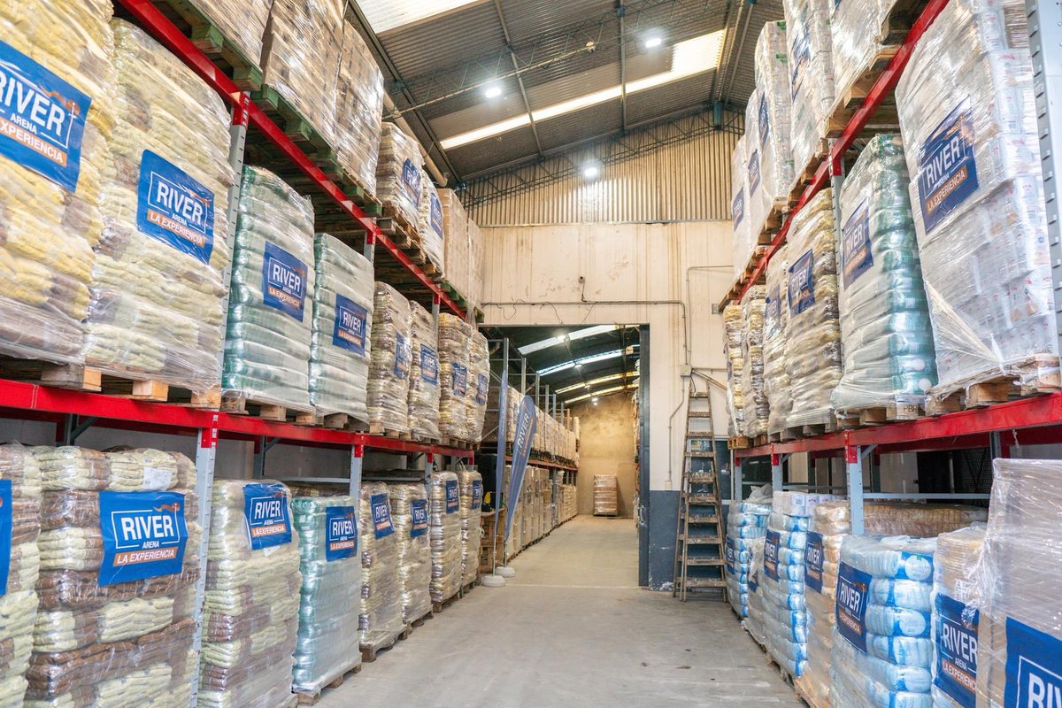 DanteGebelOk's tweet photo. ¿NO SE SUPONE QUE TENEMOS QUE BENDECIR?
Ayer publicamos que donamos 90 toneladas de alimentos a comedores de Argentina. 
Y todavía me sigue sorprendiendo aquella gente que todavía prioriza la grieta (política y religiosa), por encima del hambre del prójimo (aunque con tantos años en esto, ya no me debería sorprender nada).
Gracias a Dios, son mucho más, quienes están agradecidos, se suman a bendecir y oran por nosotros.
.
Pero también, escribieron aquellos que defienden su voto (“¿Esto es una crítica a nuestro presidente?”); ¿de verdad alguien podría pensar que vamos a donar toneladas de alimentos con el simple fin de “enviarle” un mensaje político a Milei?. Que el presidente haga lo que mejor le parezca (yo no he opinado de él) a nosotros se nos plantea una necesidad y hacemos lo que mejor sabemos hacer: bendecir y ayudar; no nos importa quien esté en el sillón de Rivadavia; en mi caso, he ayudado a mi país desde hace más de 40 años, no importando la bandera política.
.
También aparecieron los que critican a los comedores que elegimos (“¿Por qué elegiste a esa gente?”); aun cuando cada uno de esos comedores, Margarita Barrientos y el Pitu Salvatierra, están ideológicamente uno del otro en las antípodas; aun así, quienes no hacen, ni dan nada (los expertos en administrar los recursos ajenos), siempre opinan a quienes deberíamos donar.
.
Y obviamente, aparecieron los religiosos fosilizados, que cuestionan por qué lo mostramos (desconociendo que las Fundaciones serias, tenemos la obligación, legal y moral, de mostrar públicamente que se hacen con los fondos y el dinero de los que siembran, y eso se llama “transparencia” para con los donantes, además que el Señor dijo: “Así alumbre vuestra luz delante de los hombres, para que VEAN vuestras buenas OBRAS, y glorifiquen a vuestro Padre que está en los cielos” ); pero esos, son los que menos me importan; gracias a Dios, están en extinción.
LÉELO COMPLETO EN FACEBOOK