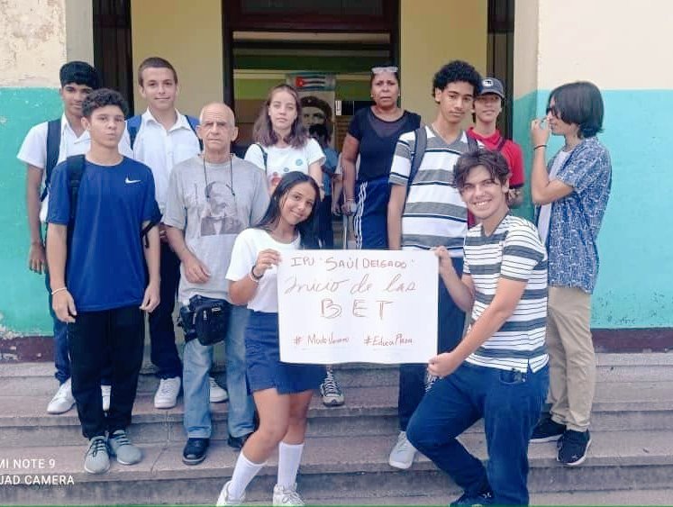 DGEducaPlaza's tweet photo. @DGEducaPlaza
IPU "Saúl Delgado Duarte".
Hoy 3 de julio, se inicia la Brigada de Mantenimiento. Los educandos del centro, siempre apoyando todas las tareas encomendadas. ¡¡Felicitaciones!!
#FEEMDeCuba 
#ModoVerano 
#FeemPlaza
#LaHabanaViveEnMí
         👇👇👇 https://t.co/35R3UiTMa6