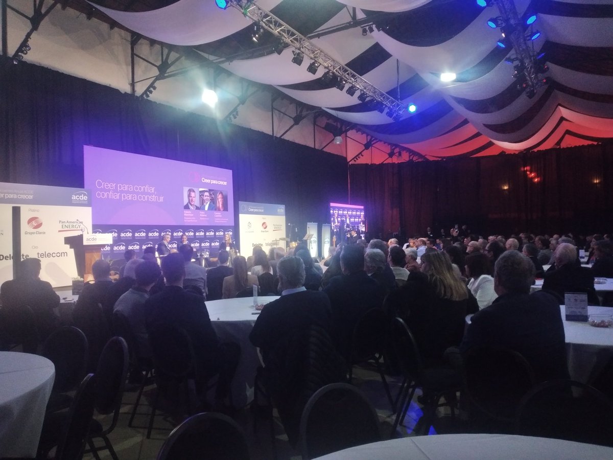 Participando del 27 #EncuentroAnualACDE . Un gran evento en donde se mostraron los desafíos para las clases dirigentes de todos los sectores ante el avance de la tecnologia que es , como el progreso, imposible de parar. Nuevamente es el SERVIR al progimo la clave. Felicitaciones
