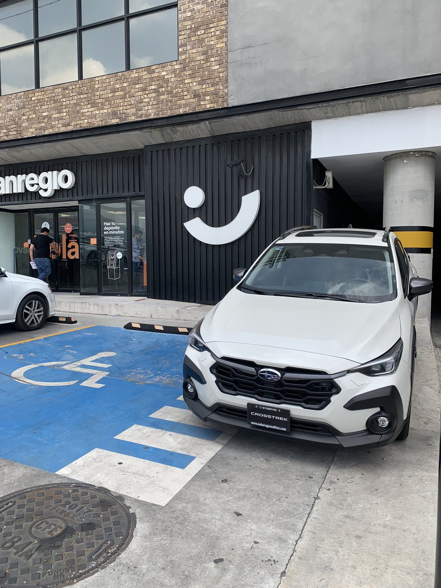AtaIrigoyen's tweet photo. @banregio @subaru_usa @SubaruMx @nuevoleon @mtygob @GobiernoMX ocupando rampa y lugar para ♿️ para vender https://t.co/aMZKza6okP
